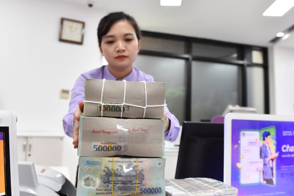 Lãi suất ngân hàng hôm nay 19/8/2026: Gửi tiền kỳ hạn nào được trả 7-7,9%/năm?