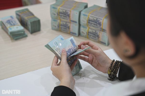 Lãi suất tăng mạnh, người dân gửi ngân hàng 11,43 triệu tỷ đồng