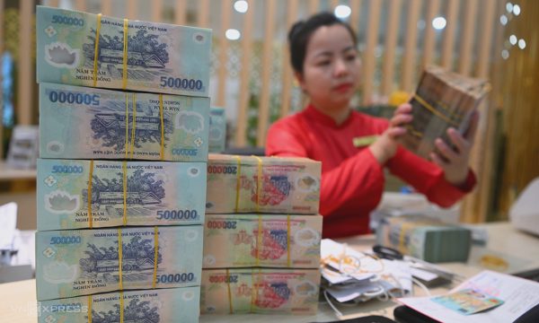 Lãi suất tiết kiệm giảm đồng loạt