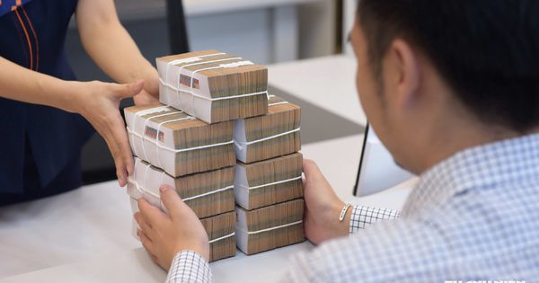 Lãi suất tiết kiệm neo cao, hút tiền vào ngân hàng