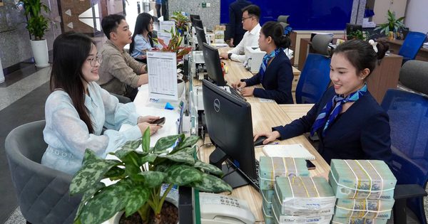 Lãi suất tiết kiệm quay đầu giảm