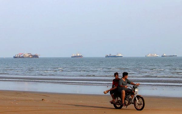 Lại thêm tàu chở dầu phát nổ vì trúng thủy lôi ở eo biển Hormuz