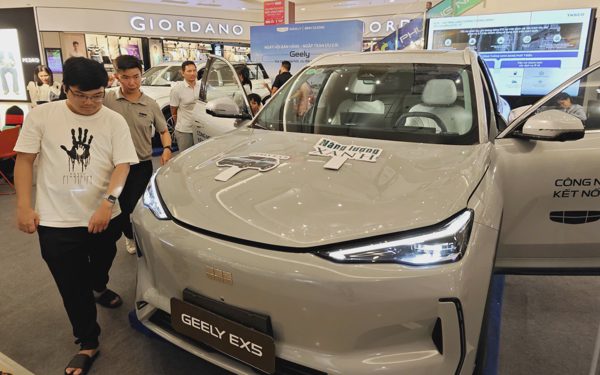 Lãi vay 'thả nổi' gần 20%, khách mua ô tô gặp khó