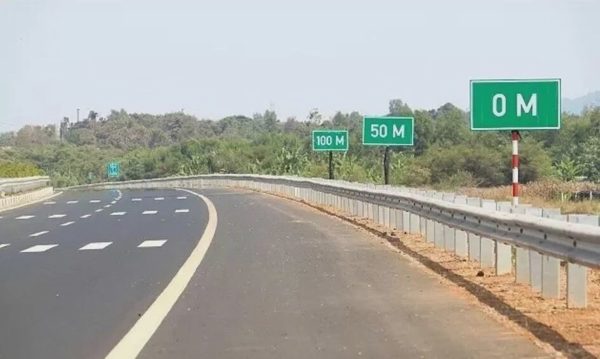 Lái xe căng thẳng với biển báo phạt lỗi khoảng cách trên 16 cao tốc