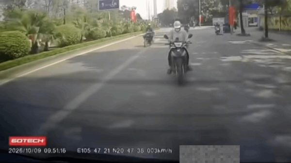 Lái xe máy 'cắm mặt' vào điện thoại, tài xế bị phạt đến 14 triệu đồng