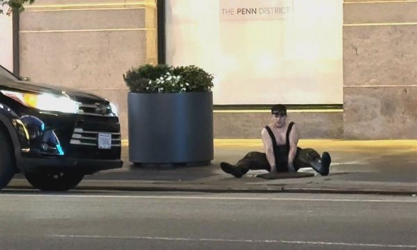 Lại xuất hiện 'người chuột chũi' chui lên từ nắp cống ở New York