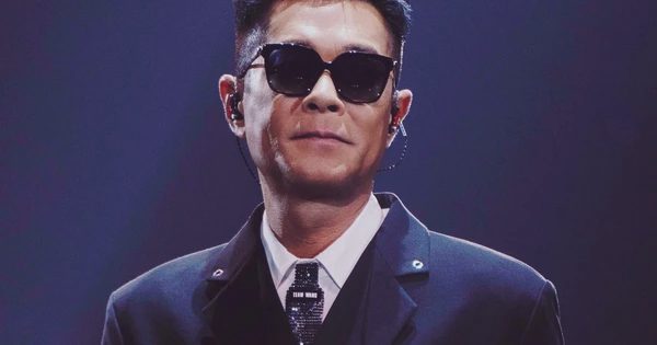 Làm ca sĩ ở tuổi U.60, Cổ Thiên Lạc khiến showbiz Hồng Kông 'bùng nổ'
