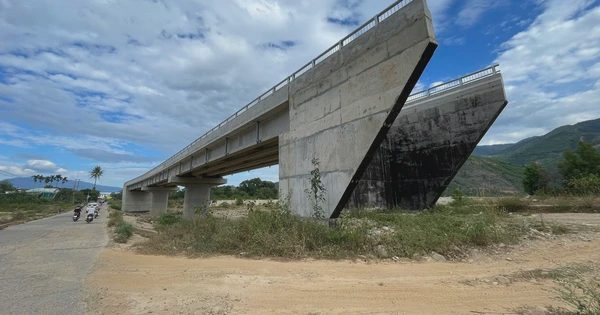 Làm cầu không xong để đó, dân miền núi lo mưa lũ chia cắt