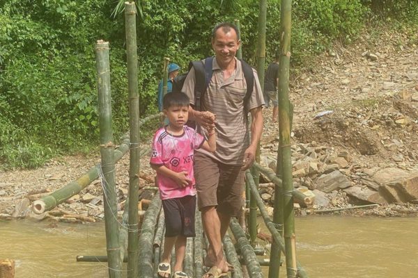 Làm cầu tạm đưa 172 học sinh vượt qua đoạn đường bị núi sạt lở vùi lấp