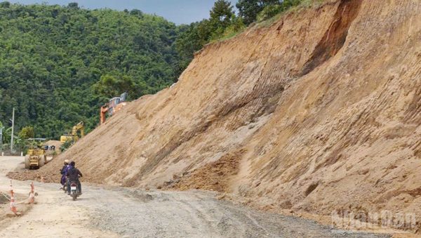 Lâm Đồng: Cấm phương tiện lưu thông qua điểm sụt lún Quốc lộ 28