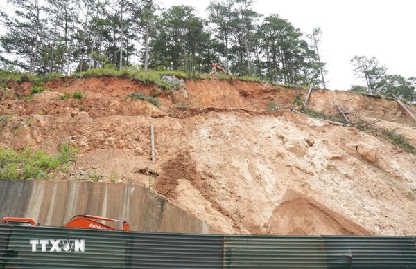 Lâm Đồng: Gấp rút khắc phục sạt lở trên đèo Prenn, bảo đảm an toàn giao thông