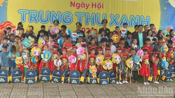 Lâm Đồng: Mang học bổng, nước sạch về với vùng biên Quảng Trực