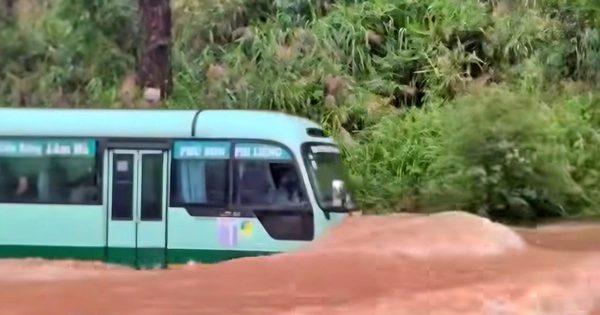 Lâm Đồng mưa lớn, quốc lộ 27 ngập nặng, xe đi Buôn Ma Thuột ách tắc