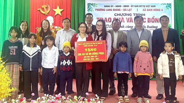 Lâm Đồng: Phường Lang Biang-Đà Lạt trao đồng phục phối hoa văn thổ cẩm tặng học sinh