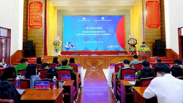 Lâm Đồng: Trang bị kiến thức bảo vệ thanh thiếu niên trên môi trường mạng