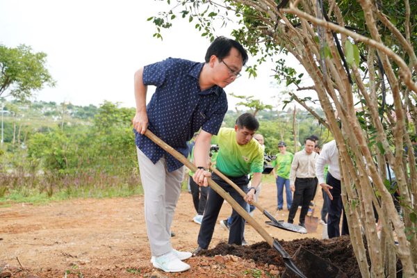 Lâm Đồng trồng 1.300 cây xanh hưởng ứng Festival Hoa Đà Lạt