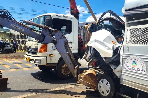 Lâm Đồng: Xe đầu kéo va chạm xe tập lái khiến 2 người thương vong