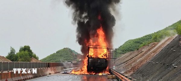 Lâm Đồng: Xe tải cháy trơ khung trên cao tốc Phan Thiết-Dầu Giây