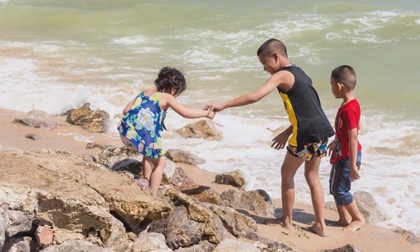 Làm gì khi bị vật sắc nhọn ở biển cứa vào chân?