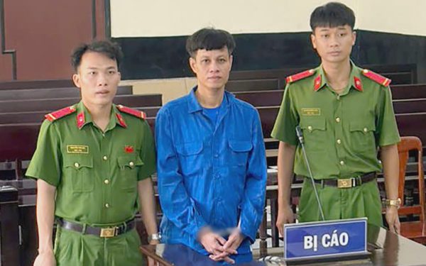 Làm giả 3 sổ đỏ, lừa hơn 1 tỉ đồng để cá độ bóng đá