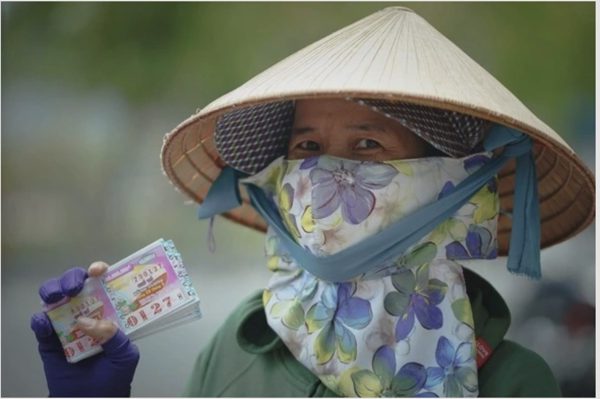 Làm giả vé số để lĩnh thưởng có thể bị phạt 100 triệu đồng