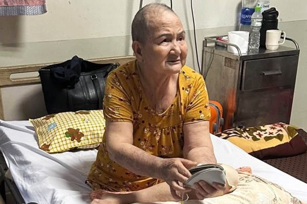 Làm mất tiền chữa bệnh, cụ bà vỡ òa vì người nhặt được 'khổ hơn mình' vẫn tìm cách trả lại
