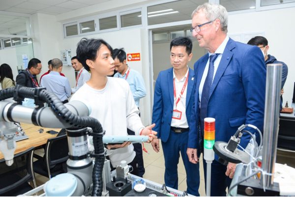 Lạm phát điểm số: Ai bảo đảm giá trị tấm bằng giỏi, xuất sắc?