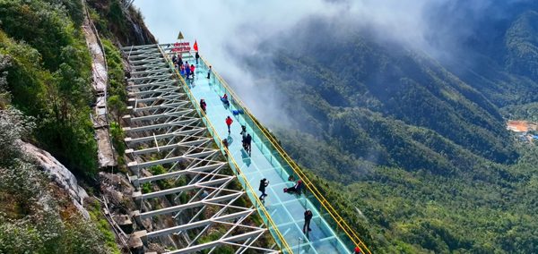 Làm rõ việc cầu kính cao nhất Việt Nam tạm dừng hoạt động