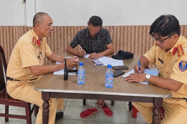 Làm rơi vãi đất trên đường ở TPHCM, tài xế xe ben bị phạt 6 triệu đồng