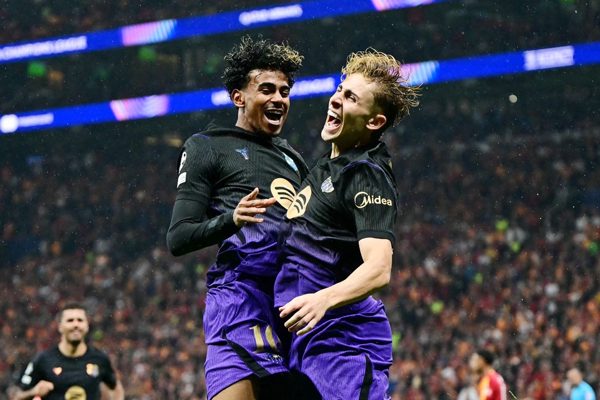 Lamine Yamal nhảy múa, Barcelona đè bẹp Galatasaray