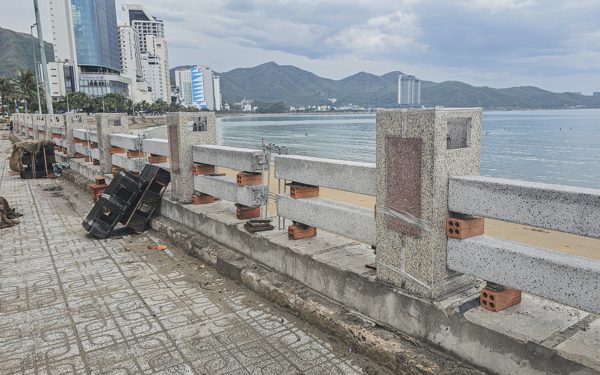 Lan can dọc bờ biển Nha Trang đầu tư gần 13,8 tỉ đồng ra sao sau 2 tháng thi công?
