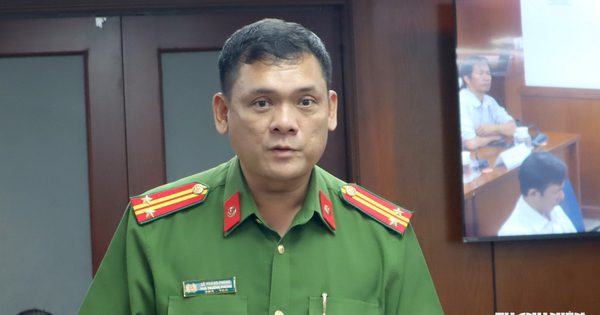 Lấn chiếm vỉa hè, học sinh phải đi bộ dưới lòng đường: Công an TP.HCM nói gì?