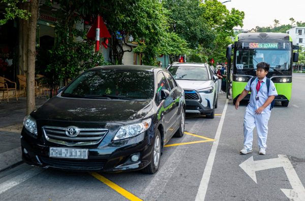 Lấn chỗ xe buýt miễn phí, ô tô cá nhân đẩy học sinh vào nguy hiểm