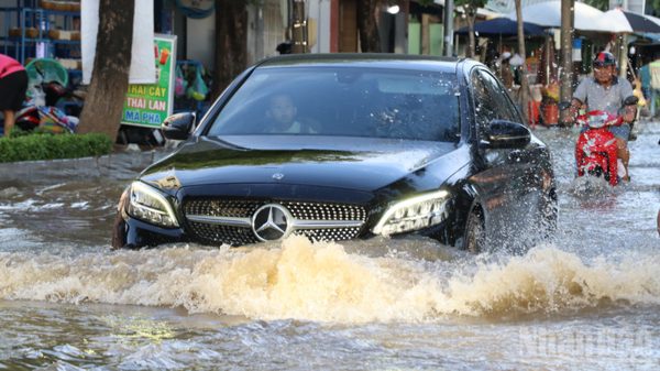 Lần đầu khu trung tâm ở Biên Hòa ngập do triều cường sông Đồng Nai vượt mức kỷ lục