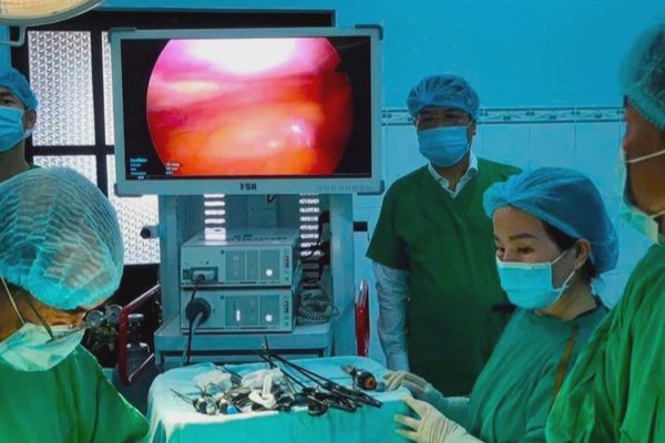 Lần đầu mổ nội soi trên đảo Phú Quý
