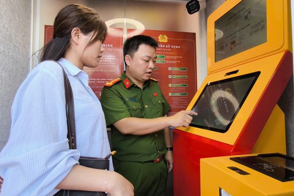 Lần đầu tiên có 'Trạm Cảnh sát thông minh' đặt ở ven hồ Hoàn Kiếm