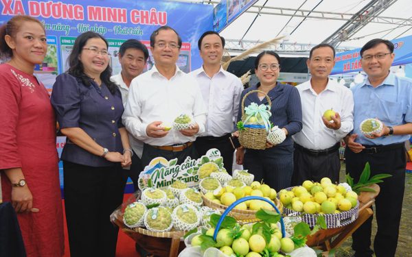 Lần đầu tiên đặc sản 96 xã, phường Tây Ninh tập trung một tuần tại chân núi Bà Đen cho khách mua sắm