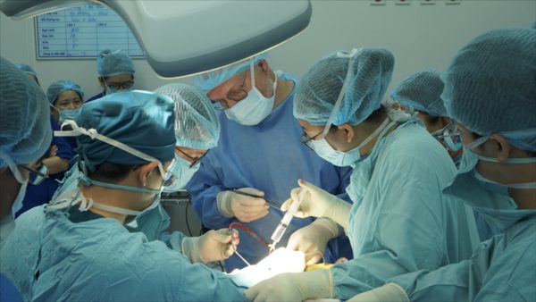 Lần đầu tiên ở Việt Nam cấy điện cực để phục hồi chức năng nghe cho 2 trẻ điếc bẩm sinh