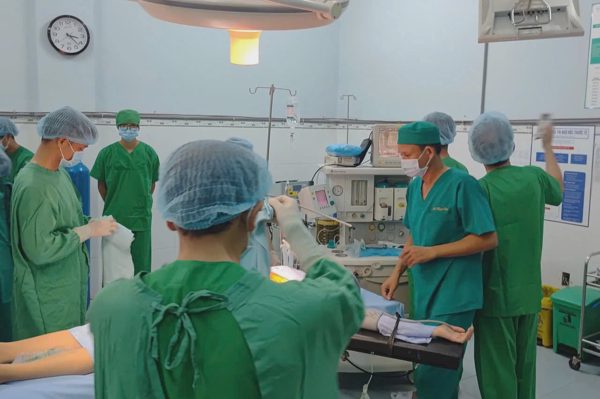 Lần đầu tiên phẫu thuật nội soi thành công ở đảo Phú Quý