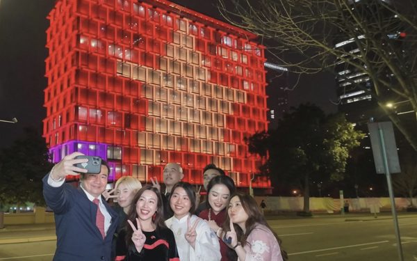 Lần đầu tiên quốc kỳ Việt Nam tỏa sáng trên Tòa thị chính Perth của Úc