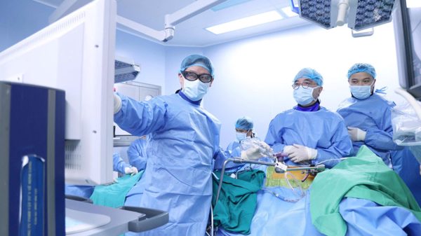 Lần đầu tiên tại Việt Nam phẫu thuật nắn chỉnh vẹo cột sống không ghép xương