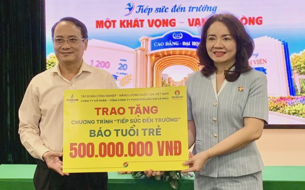 Lần đầu tiếp sức đến trường, Tổng công ty Phân bón Dầu khí Cà Mau trao 500 triệu đồng