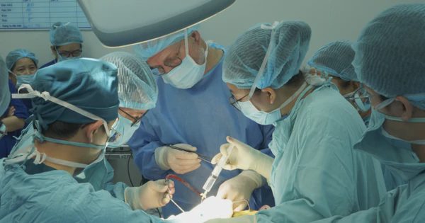 Lần đầu Việt Nam cấy điện cực thính giác thân não cho trẻ điếc bẩm sinh