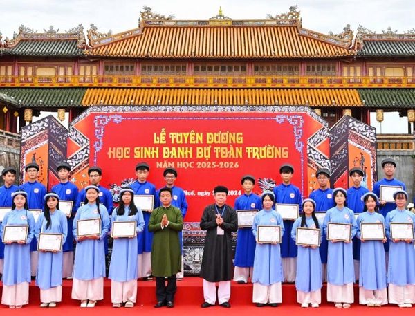 Lần đầu vinh danh gần 400 học sinh xuất sắc trước Ngọ Môn - Đại Nội Huế