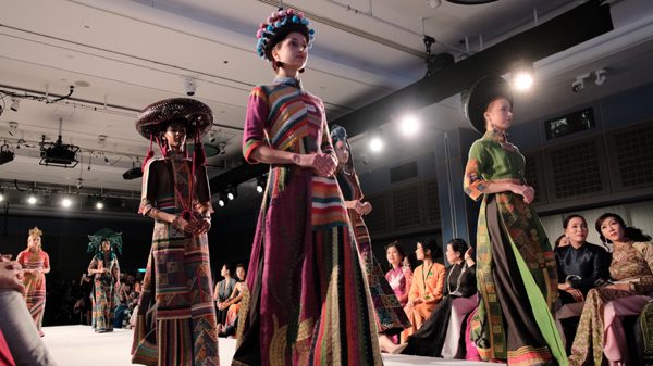 Lan tỏa giá trị áo dài trên sàn diễn thời trang quốc tế