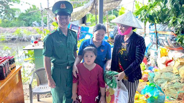 Lan tỏa lối sống xanh từ mô hình “Đổi rác lấy quà” tại vùng ven biển Cà Mau