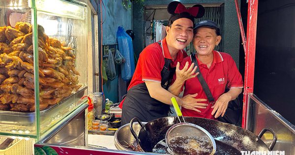 Lan tỏa trên mạng xã hội: Bữa ăn mừng đặc biệt của hai mẹ con