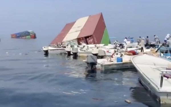Lan truyền video hộp iPhone và nước hoa trôi trên biển sau vụ chìm tàu ở eo biển Hormuz