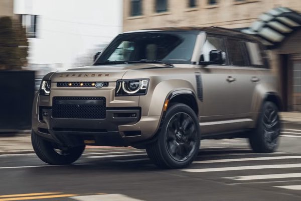 Land Rover Defender thế hệ mới lùi tới năm 2030 do xe đang bán quá chạy