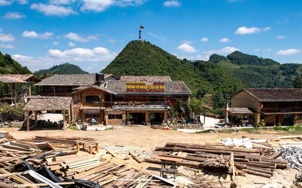 Làng du lịch tốt nhất thế giới Lô Lô Chải trước nỗi lo nhà 'giả trình tường'